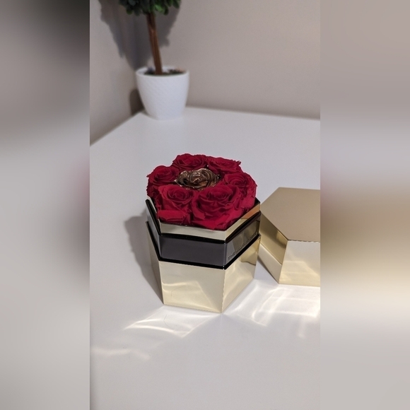 the million roses Gold Exagon Box - Picture 3 of 6